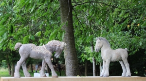 Roos Mannaerts - Paarden Ris en Rover (Ceramic)